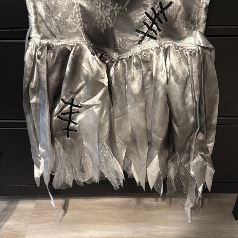 Womens Zombie Bride Halloween Costume - Silver and Black size small - Picture 7 of 8